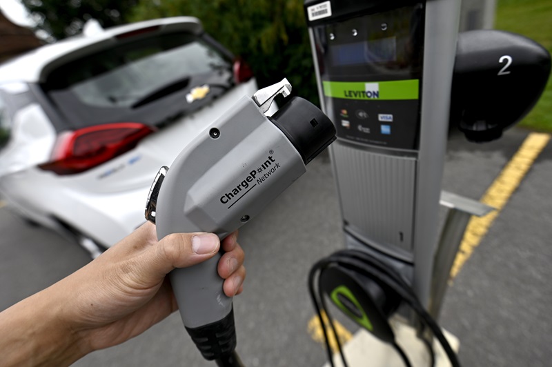 Ottawa to relaunch EV rebates program in two weeks